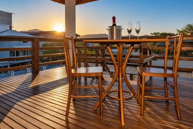 Deck da pousada ao pôr do sol