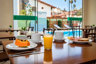 Mesa do café da manhã com vista para a piscina