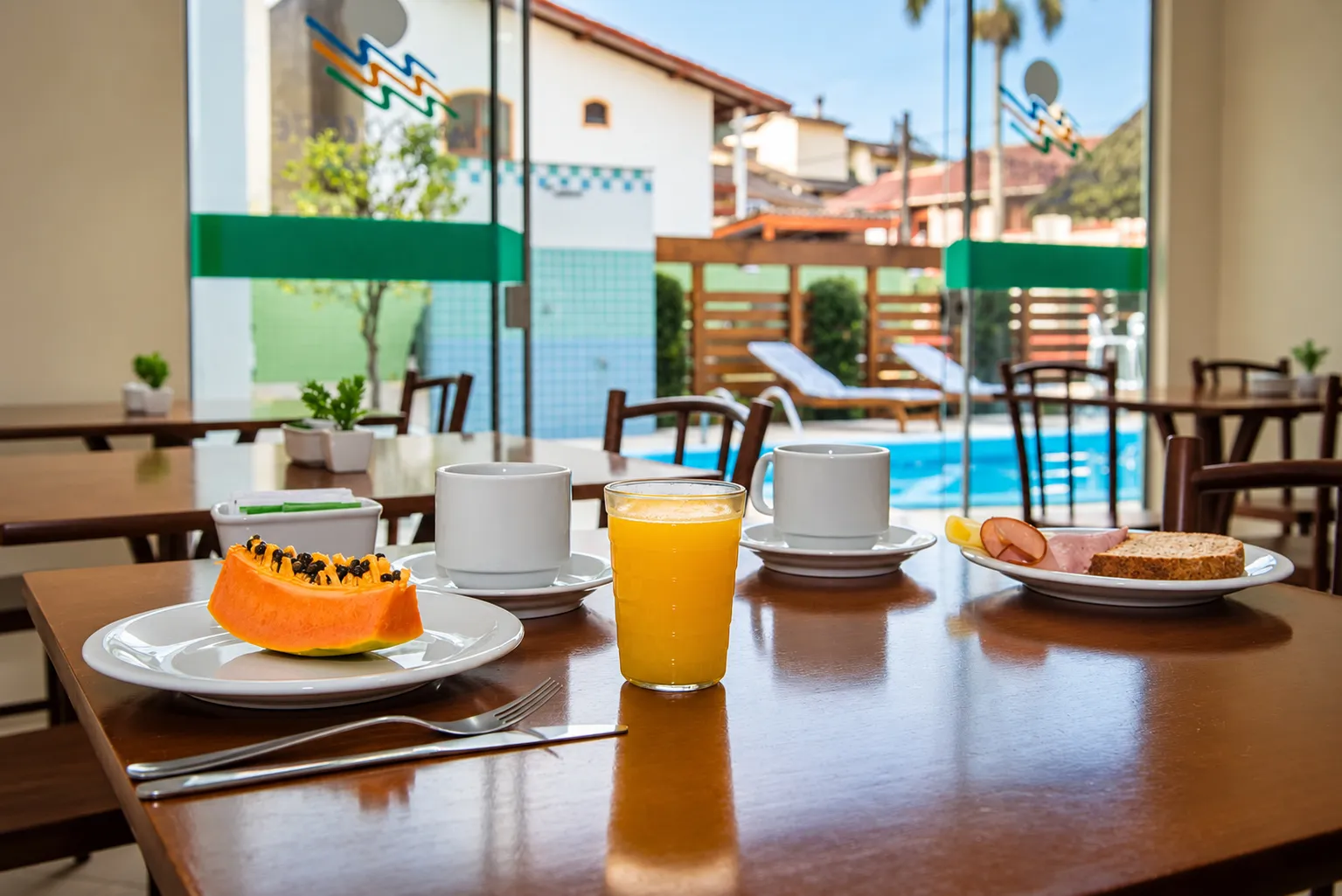 Mesa do café da manhã ao lado da piscina da Pousada Mar do Leste