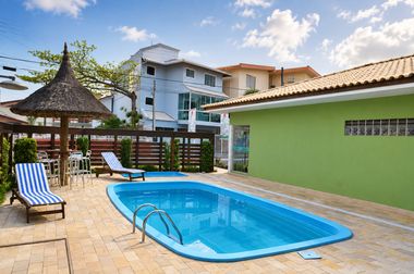 Piscina da Pousada Mar do Leste com palapa na Barra da Lagoa