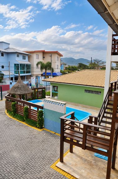 Vista da pousada com piscina e morros da Barra da Lagoa